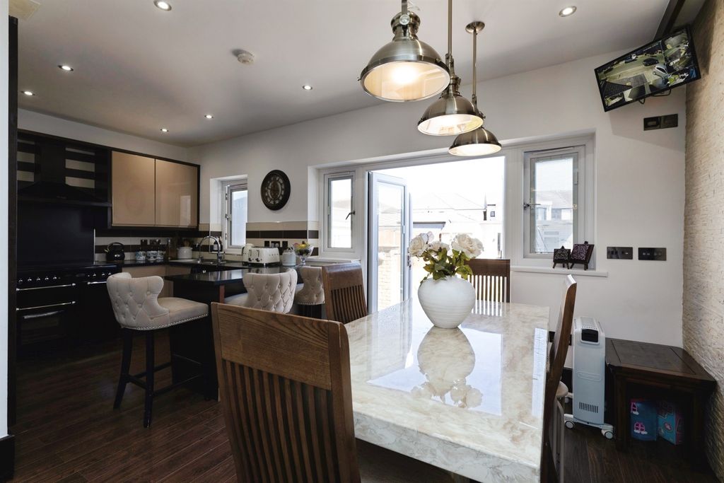 Property photo 3 of 25