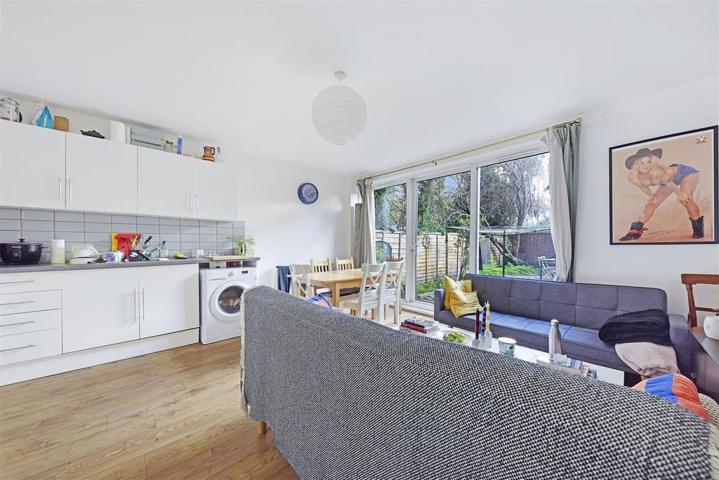 Property photo 3 of 19 Kitchen/Lounge