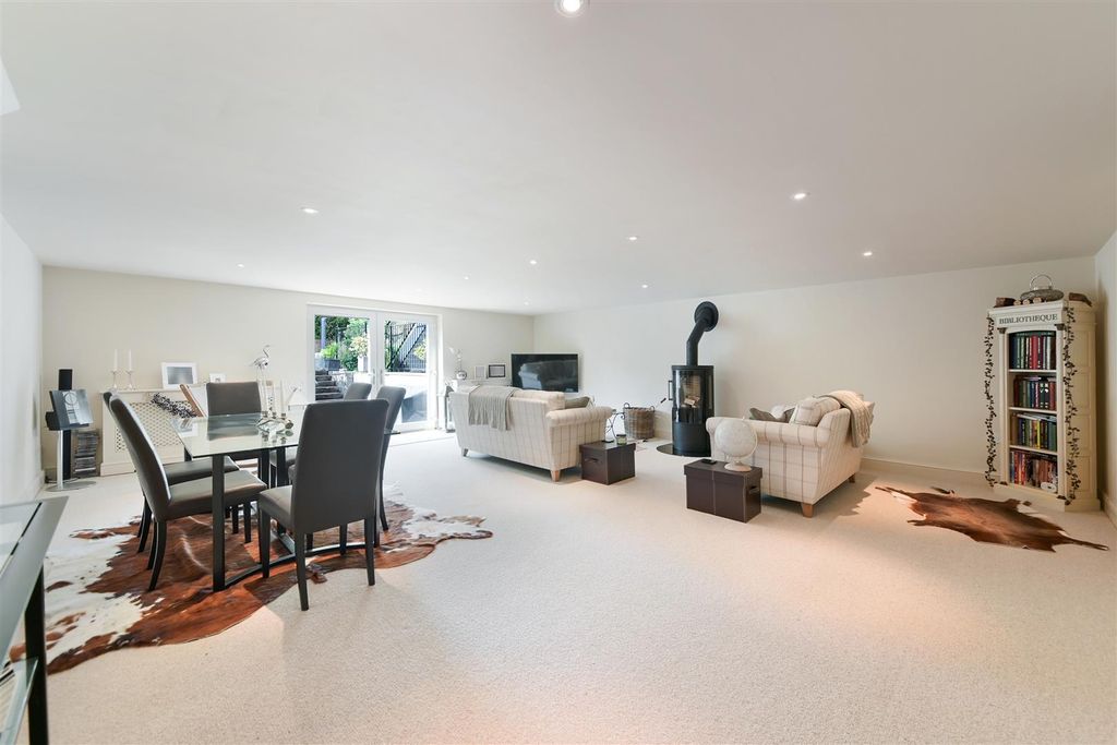 Property photo 2 of 30 Kingswood Road (5).Jpg