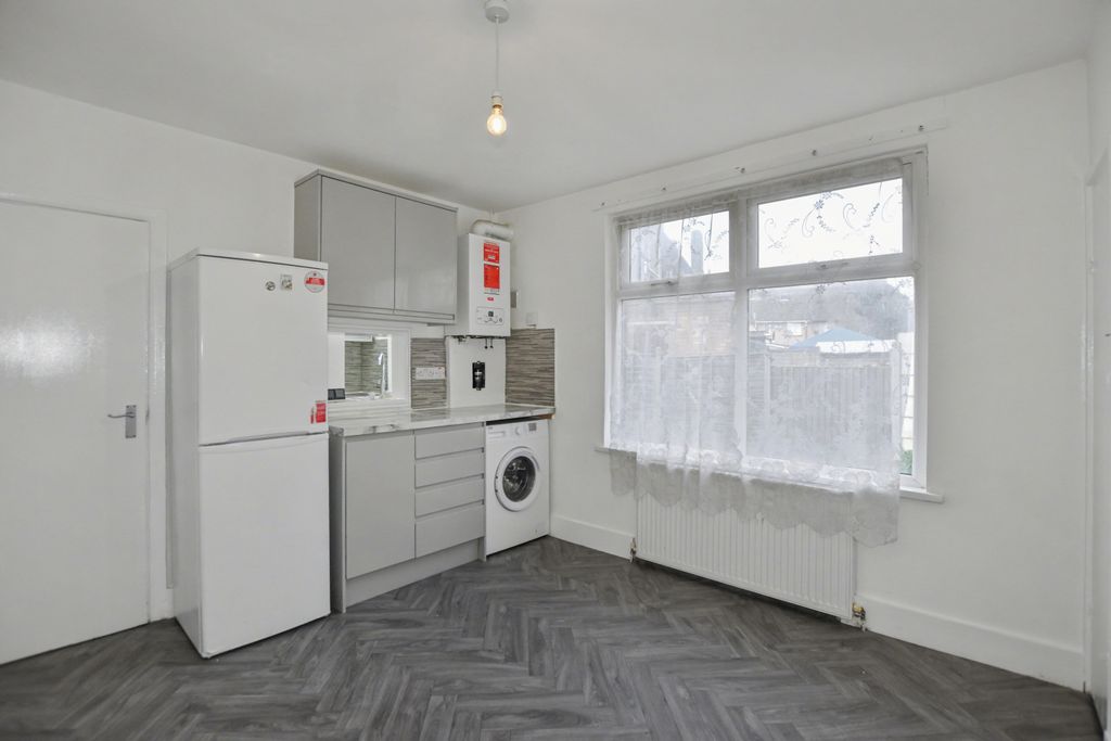 Property photo 2 of 18 224 Prince Regent Lane, Plaistow, London E13 8Se