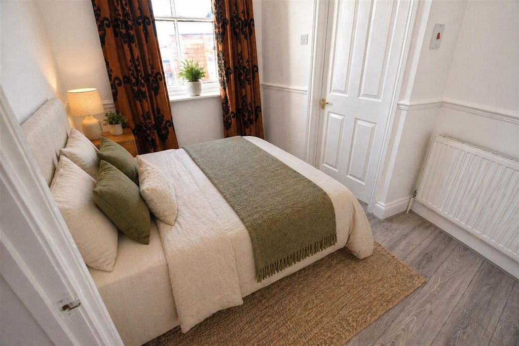 Property photo 2 of 8 Bedroom.Png