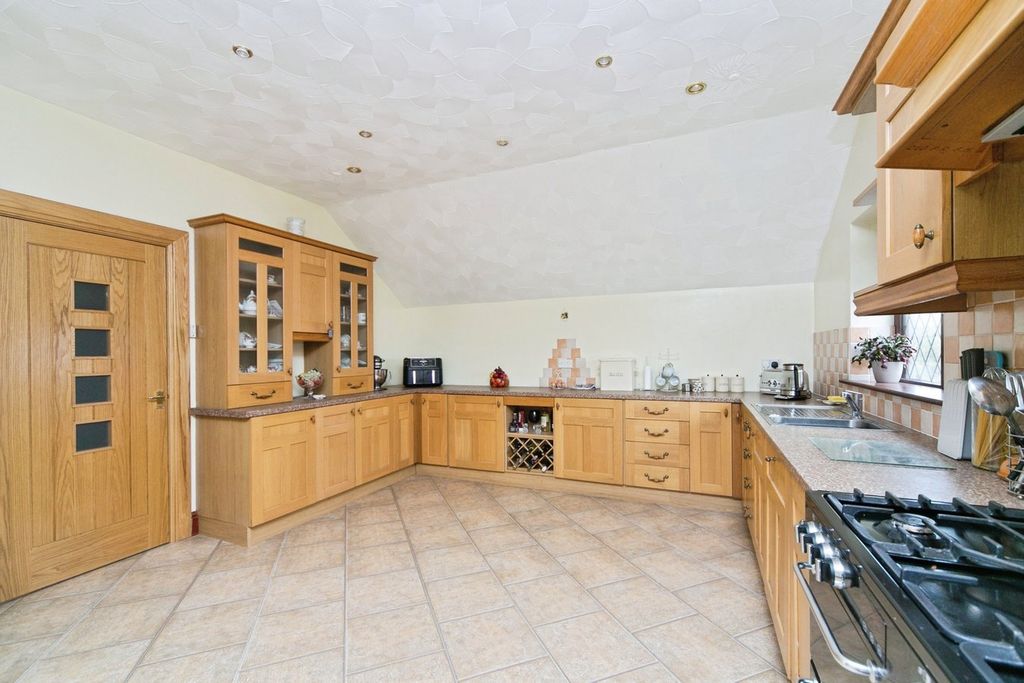 Property photo 2 of 27