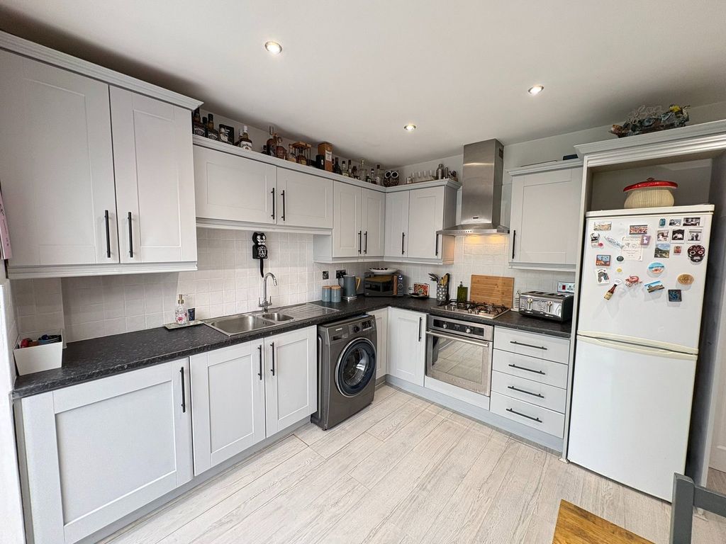 Property photo 2 of 28