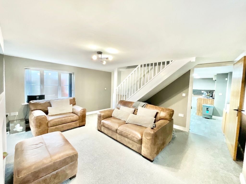 Property photo 2 of 25