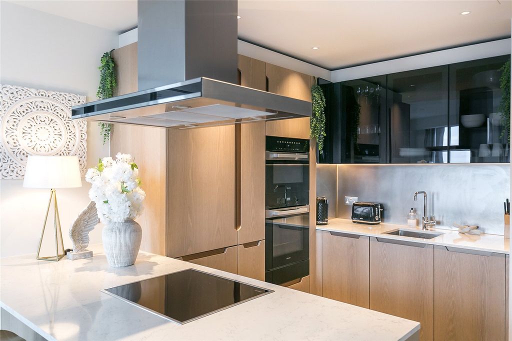 Property photo 2 of 33 Picture No. 11