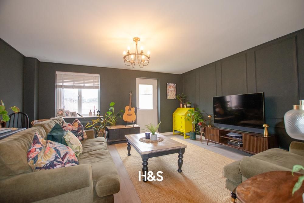 Property photo 2 of 13 4 Kingfisher - Lounge.Jpg