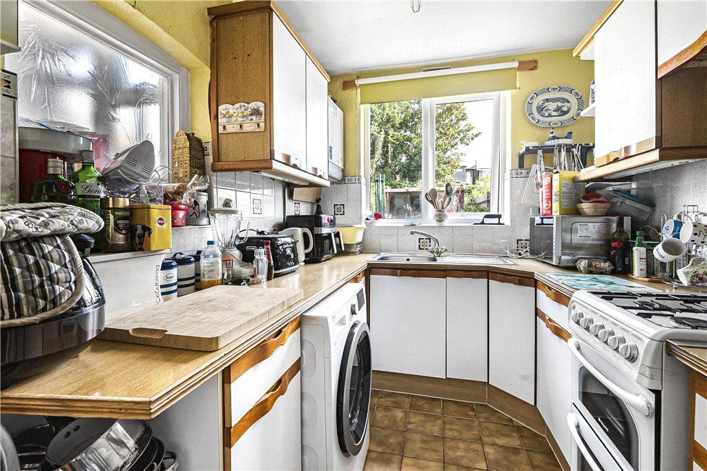 Property photo 3 of 10 Kitchen