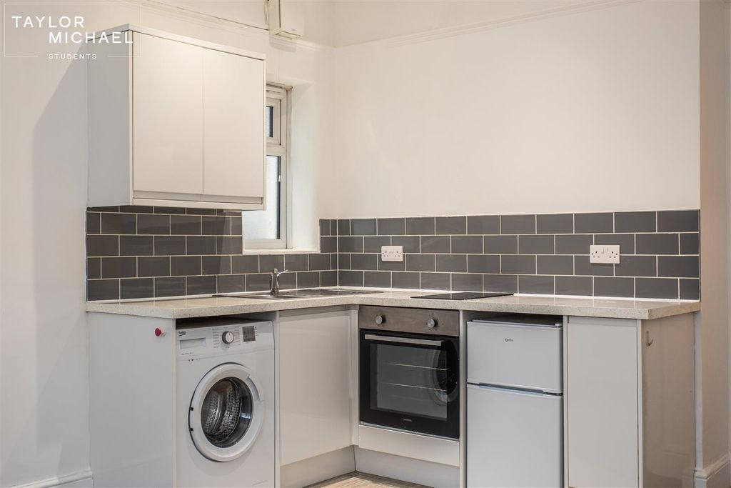 Property photo 2 of 12 Kitchen