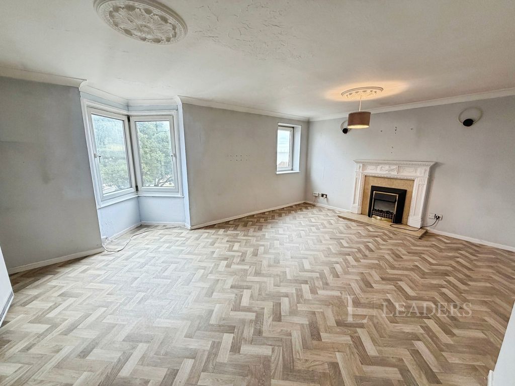 Property photo 3 of 17 Lounge