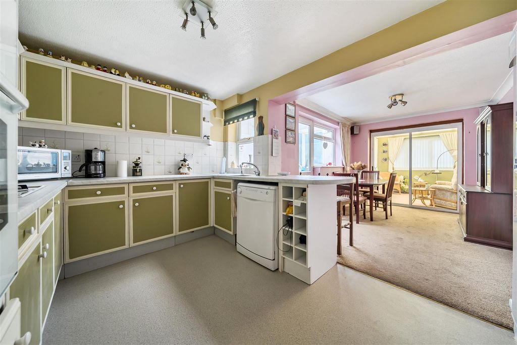 Property photo 3 of 21 Kitchen