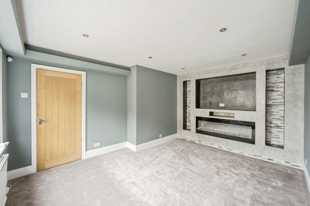 Property photo 3 of 24 19