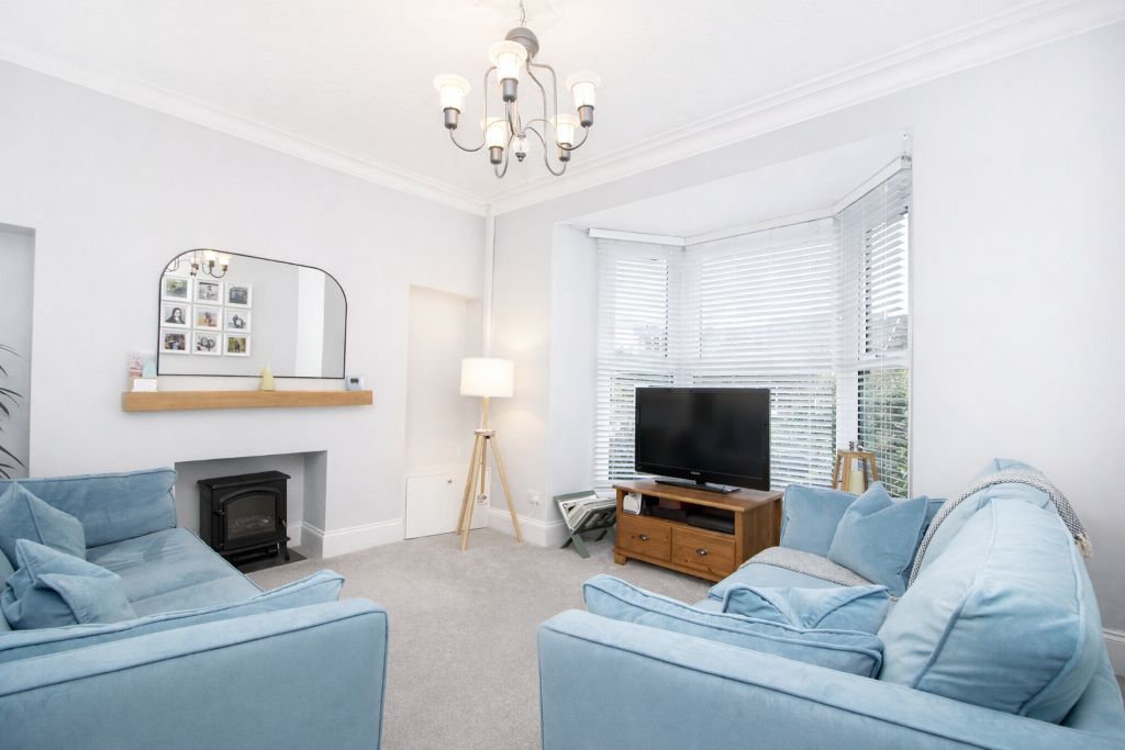 Property photo 3 of 12 Lounge