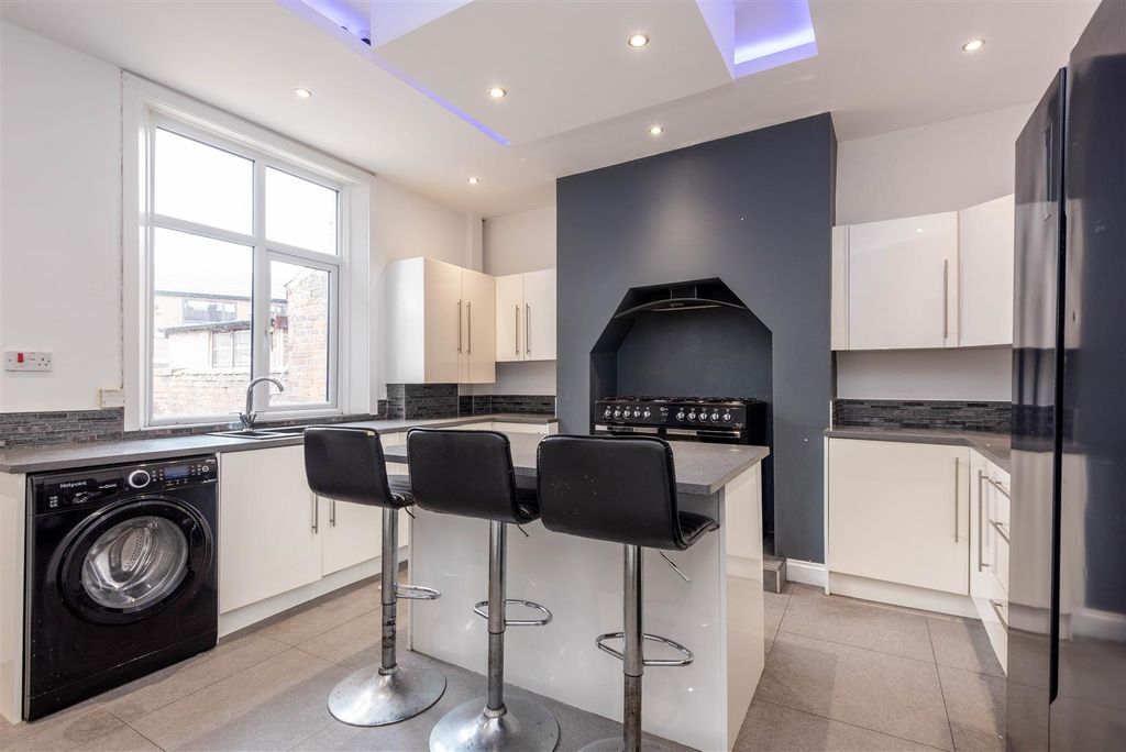 Property photo 3 of 14 Kitchen