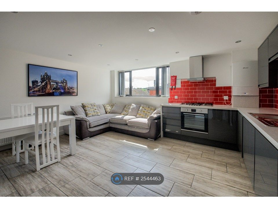 Property photo 1 of 17 Living Room/ Kitchen