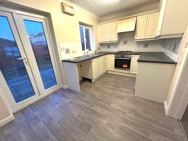 Property photo 3 of 10 Kitchen