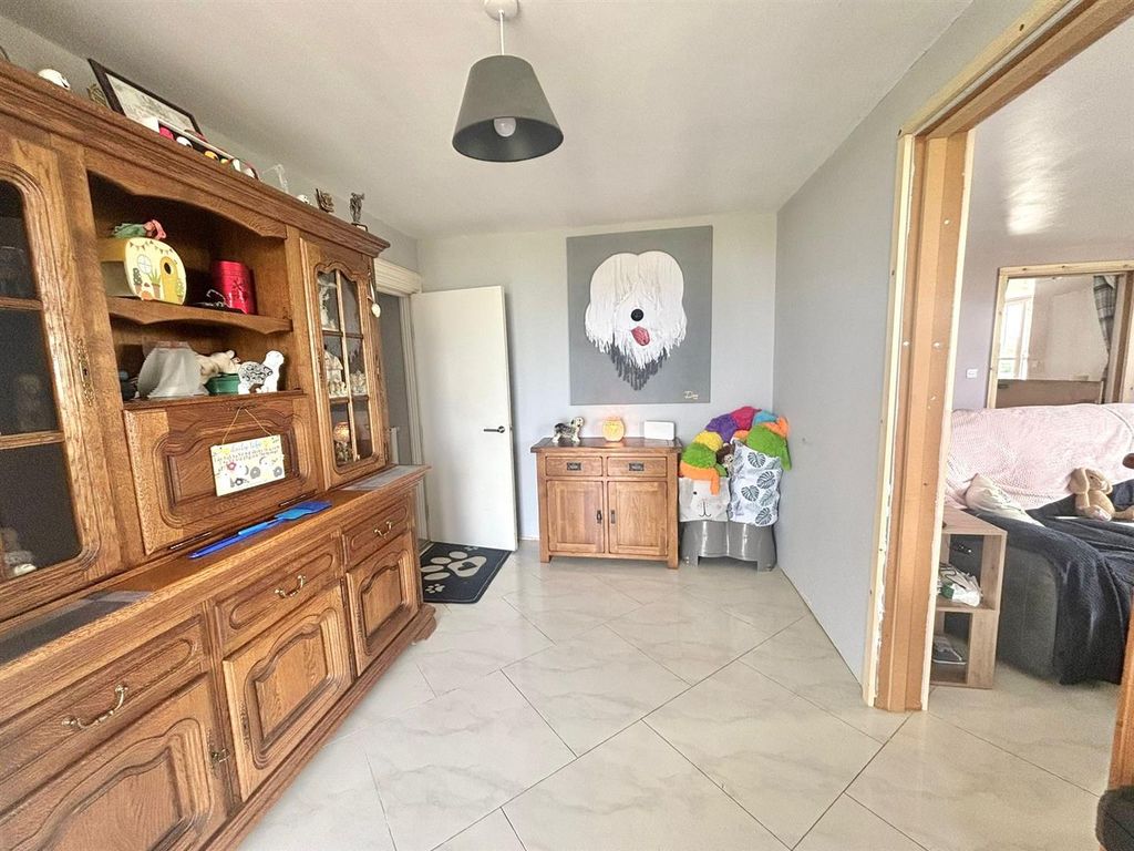 Property photo 3 of 45 Entrance Hall