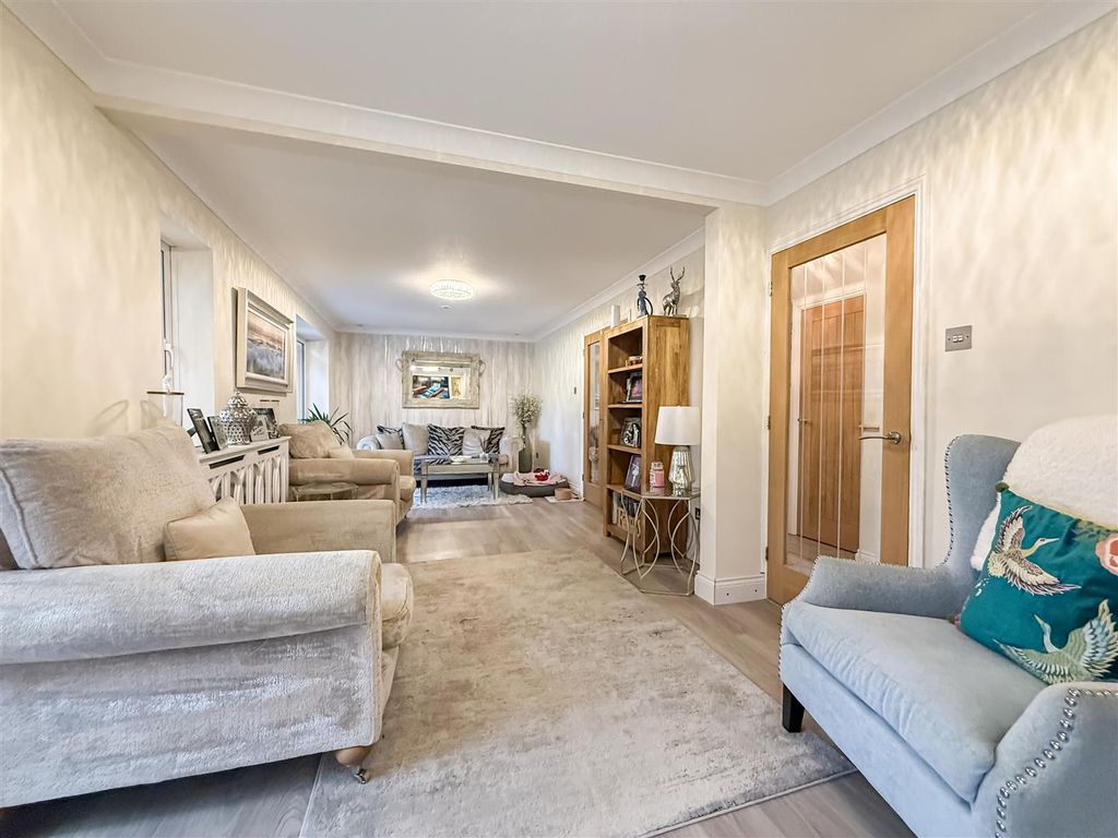 Property photo 3 of 28 Lounge