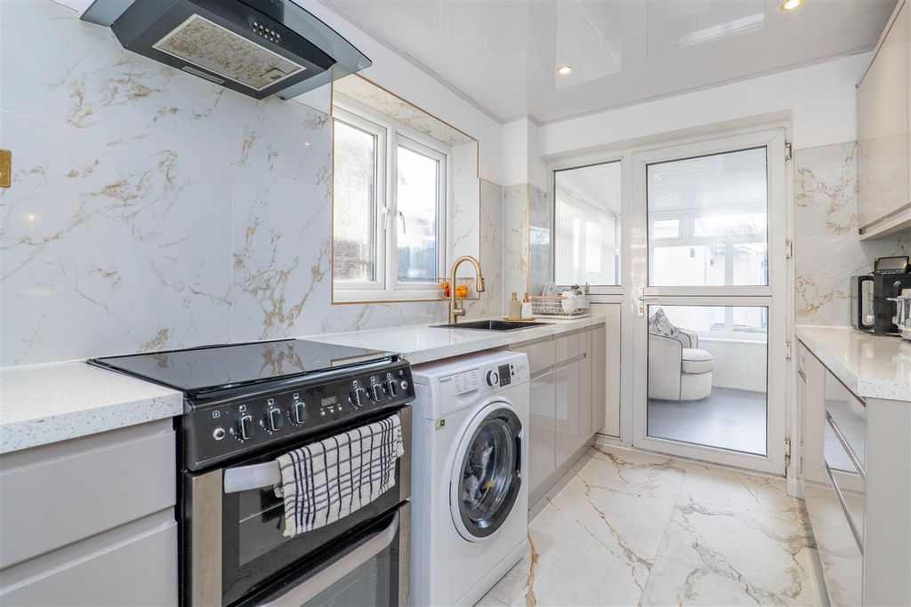 Property photo 3 of 26 Kitchen