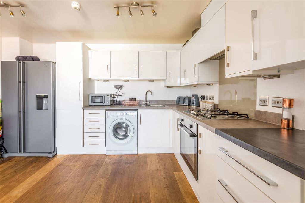 Property photo 3 of 18 Flat 3, Newick Road-4.Jpg