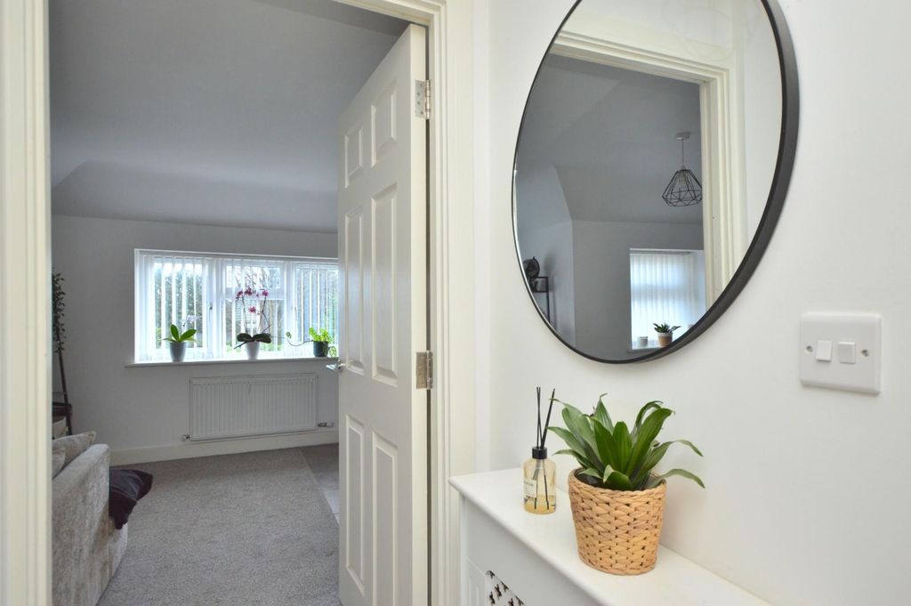 Property photo 2 of 11 Landing