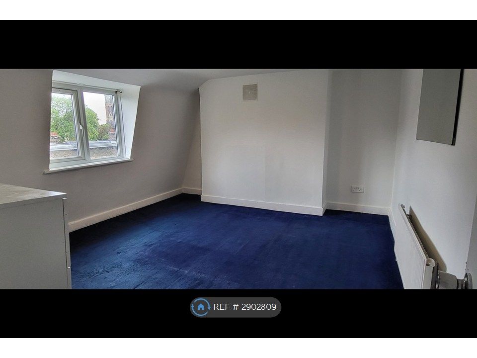 Property photo 3 of 5 Bright & Spacious Bedroom 1