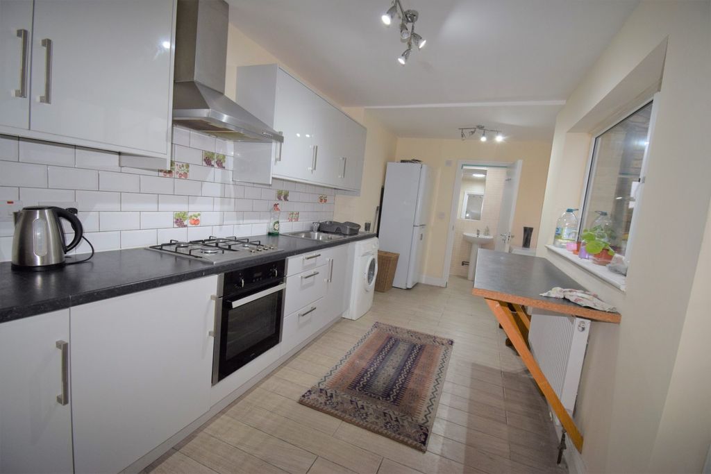 Property photo 1 of 9 Three Bedroom House Close To King Georges Hospital - £2400
