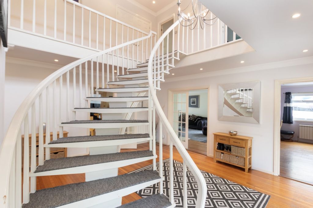 Property photo 3 of 28 Picture No. 24