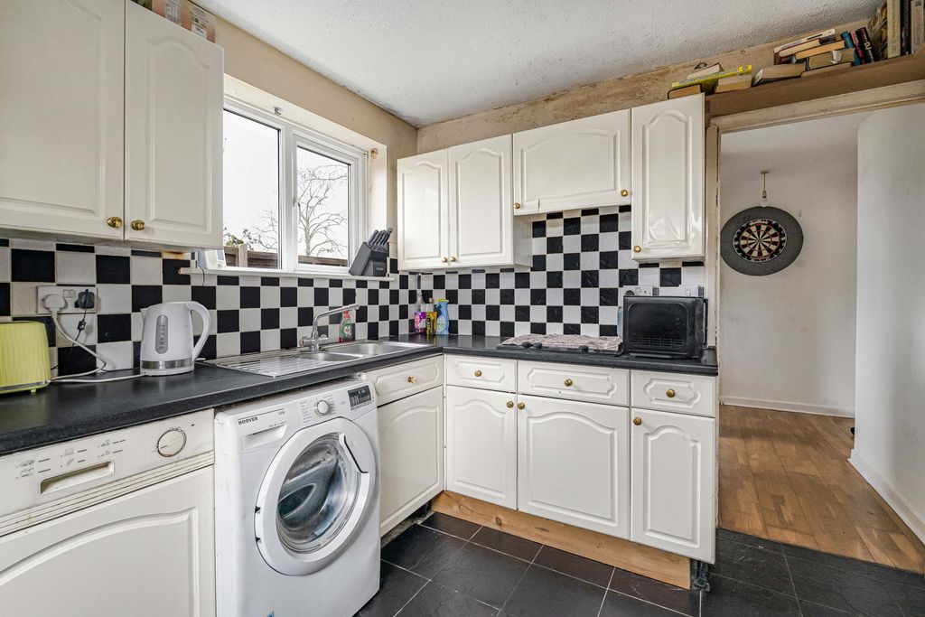 Property photo 3 of 12 Kitchen