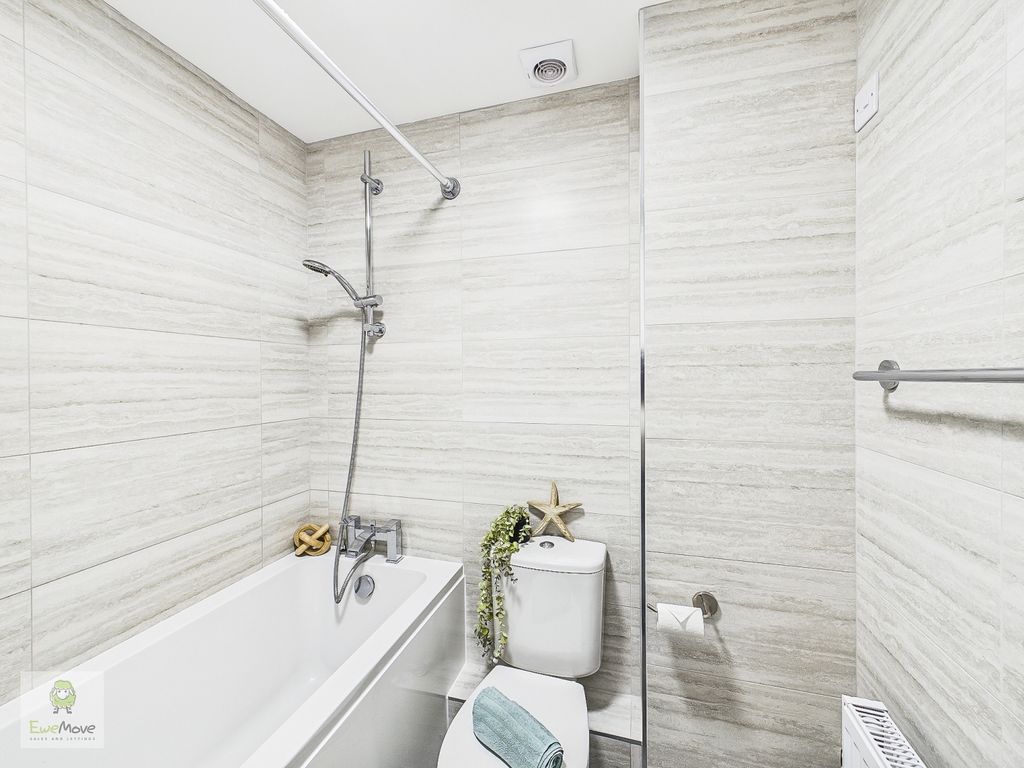 Property photo 2 of 12 Bathroom