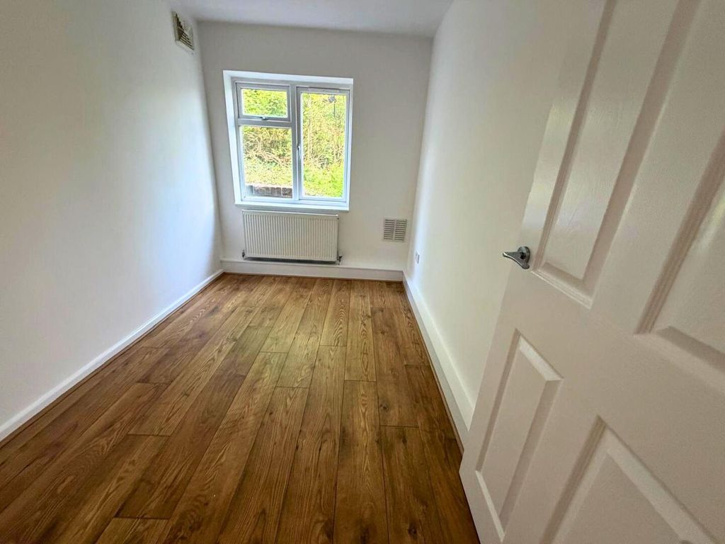 Property photo 2 of 6 Bedroom