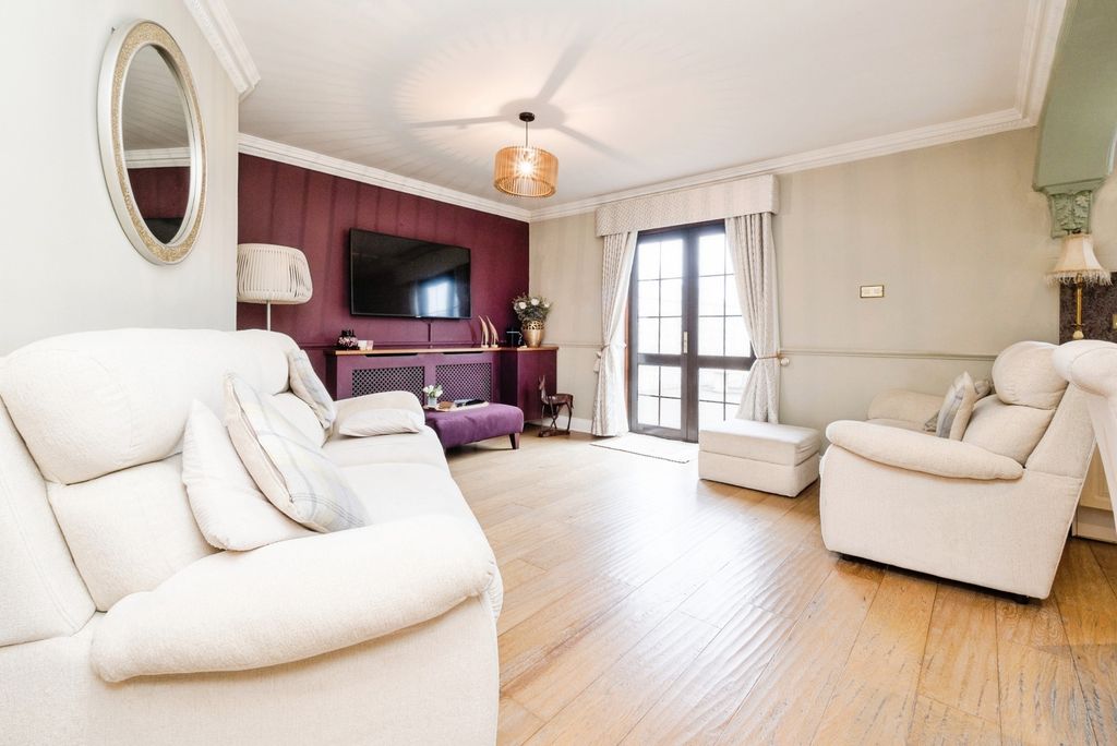 Property photo 3 of 19 Pbox-Img.Jpg