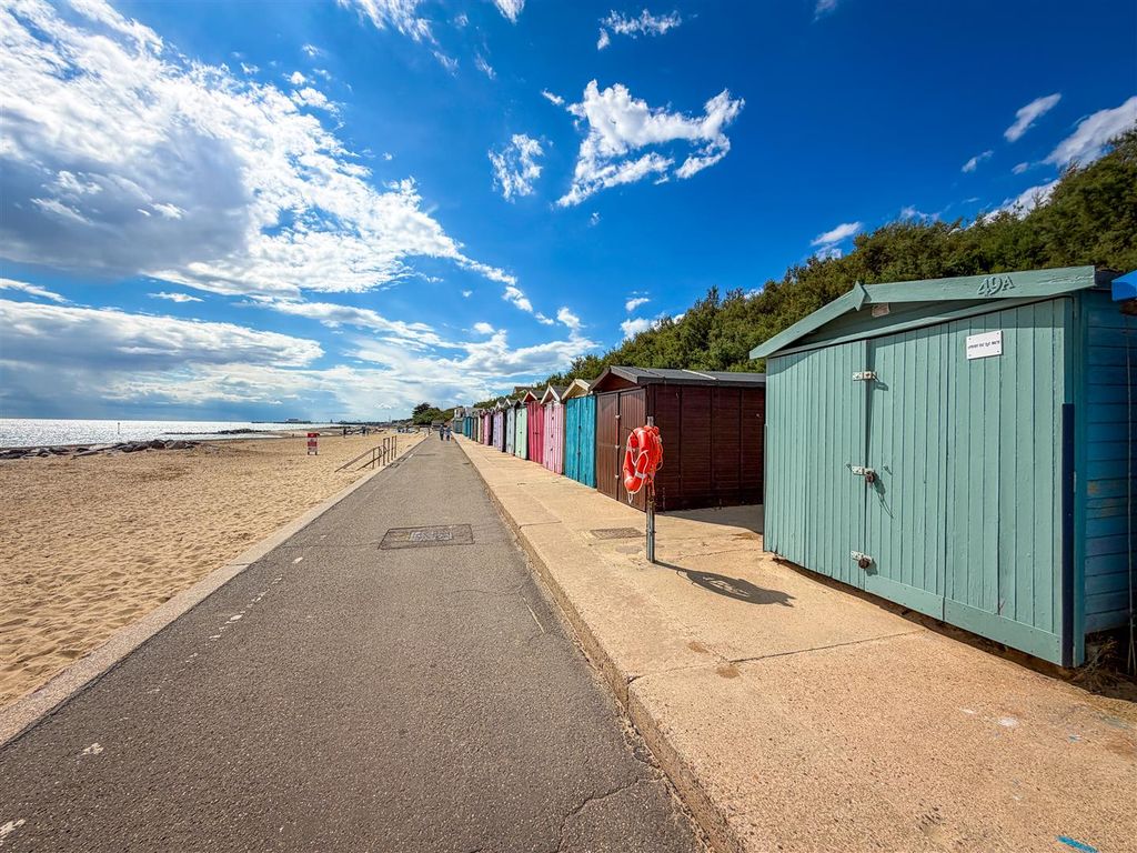 Property photo 1 of 5 Beach Hut Front