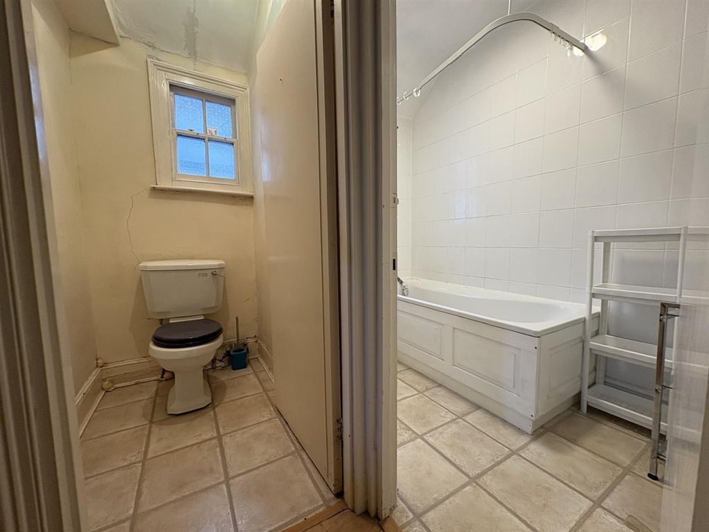 Property photo 1 of 10 37A Pen Bath wc.Jpg