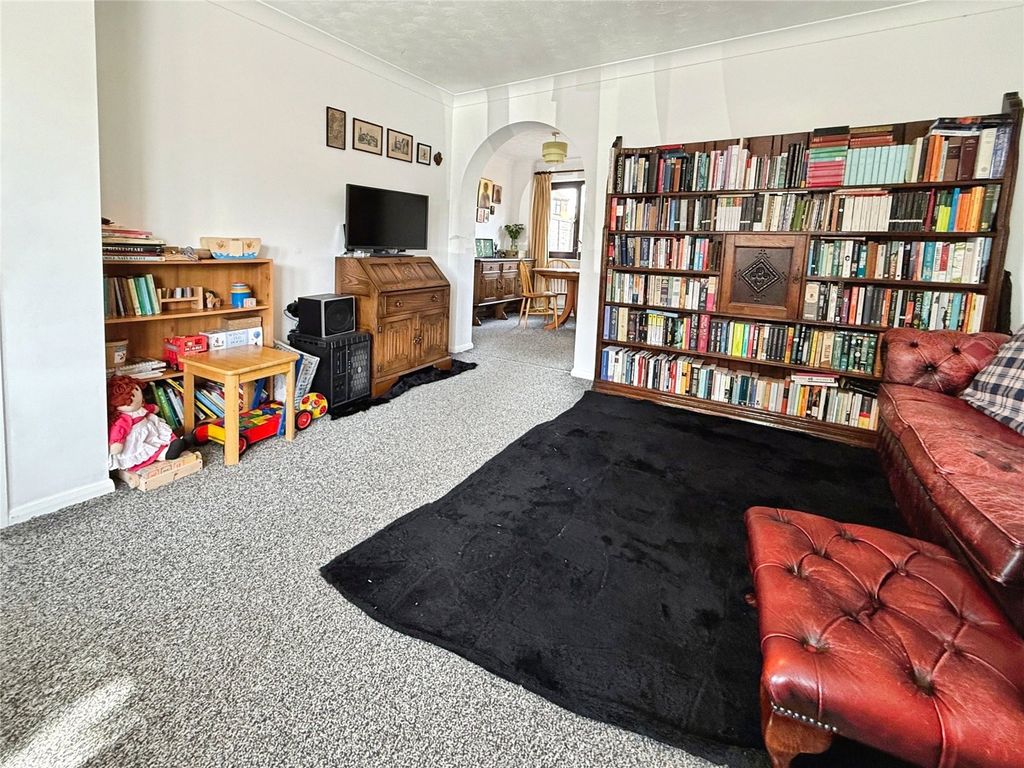 Property photo 3 of 16 Lounge