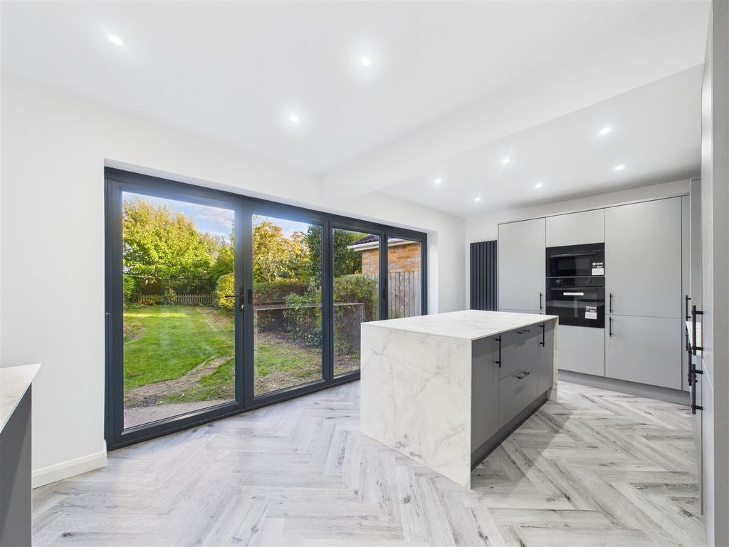 Property photo 3 of 12 Cam05451G0-Pr0062-Still014.Jpg