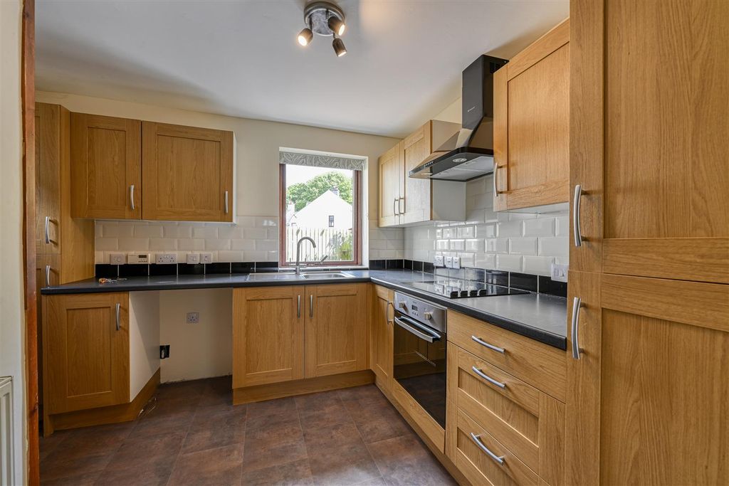 Property photo 3 of 11 Kitchen