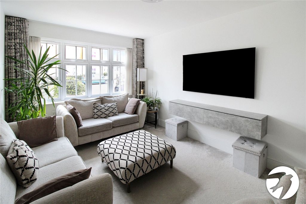 Property photo 2 of 18 Lounge