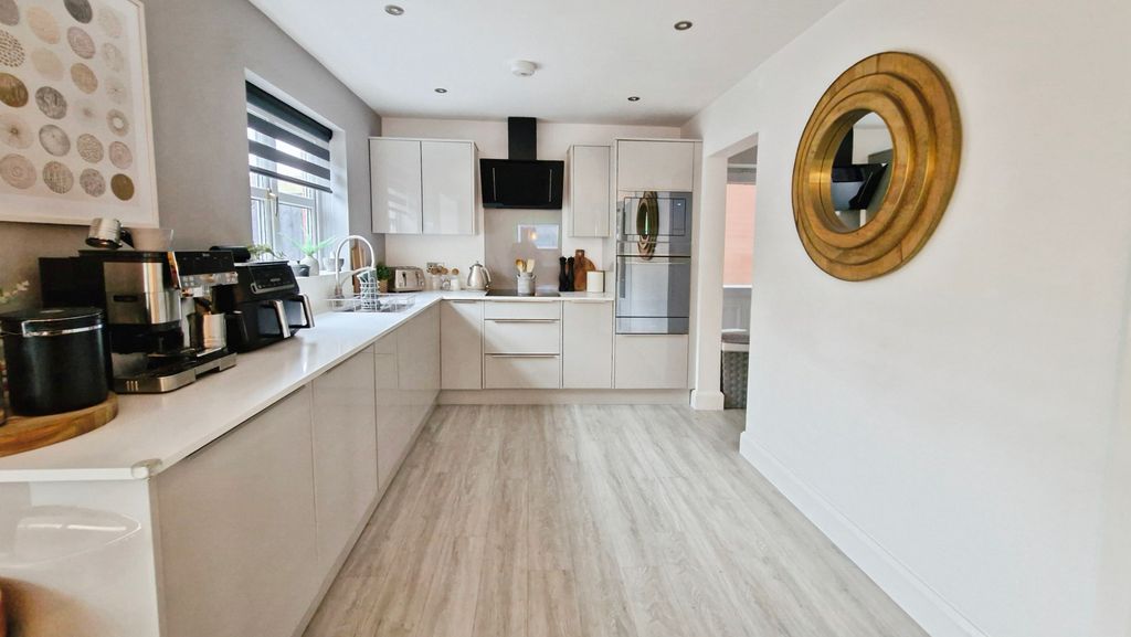 Property photo 2 of 32 37d99E22-20260316_130249