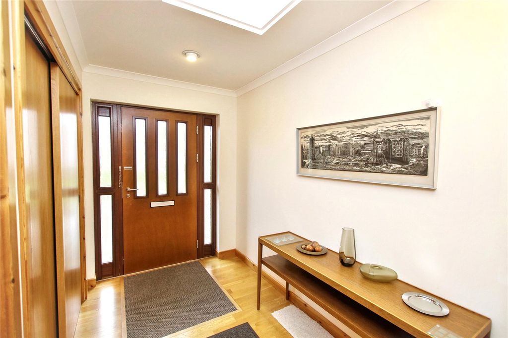 Property photo 3 of 31 Entrance Hall