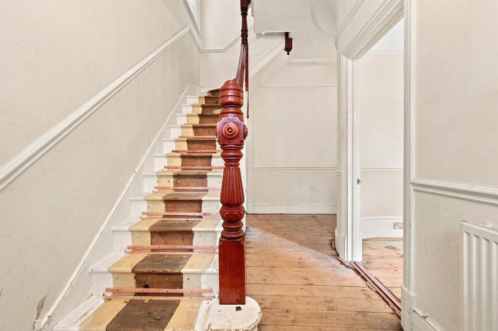 Property photo 2 of 23 Hallway