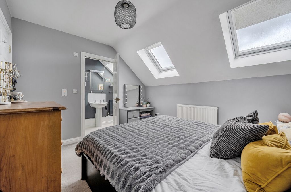 Property photo 3 of 18 1417695-17-699c39...