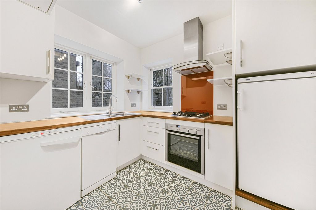 Property photo 3 of 10 Kitchen
