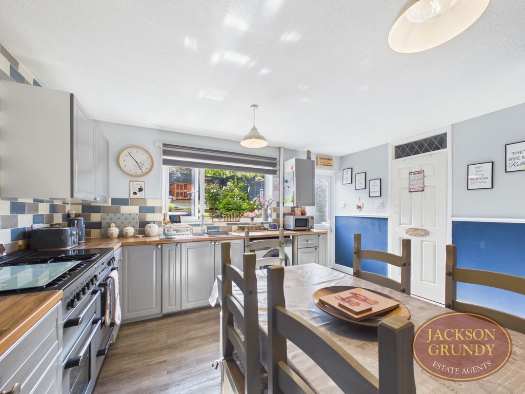 Property photo 3 of 18 Pilton Close
