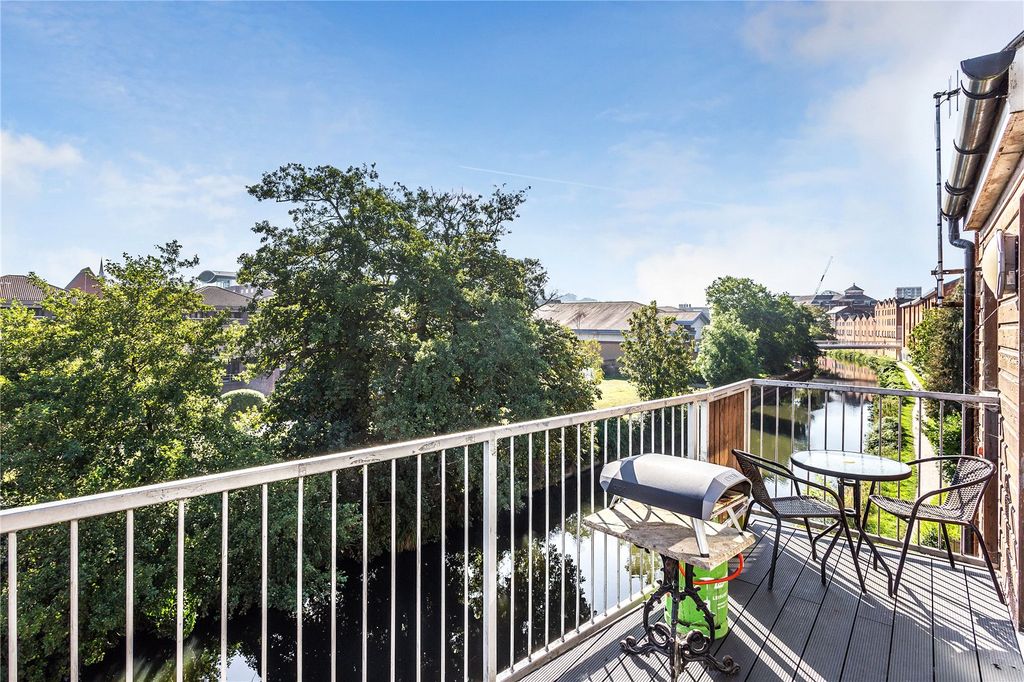 2 bed flat for saleWalnut Tree Close, Guildford, Surrey GU1 photo 4