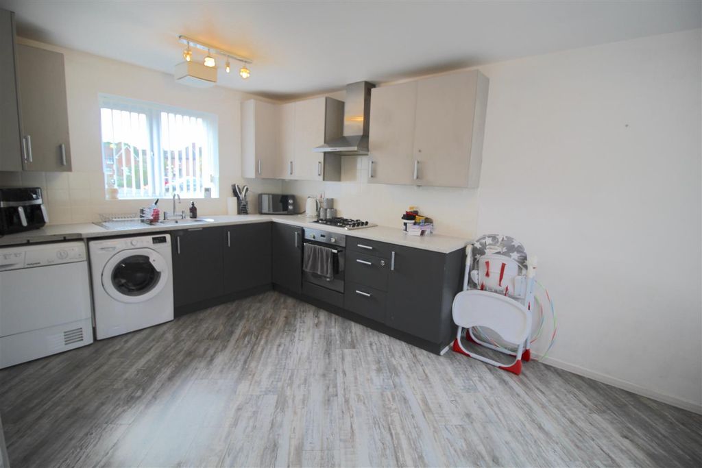 Property photo 3 of 12 Kitchen