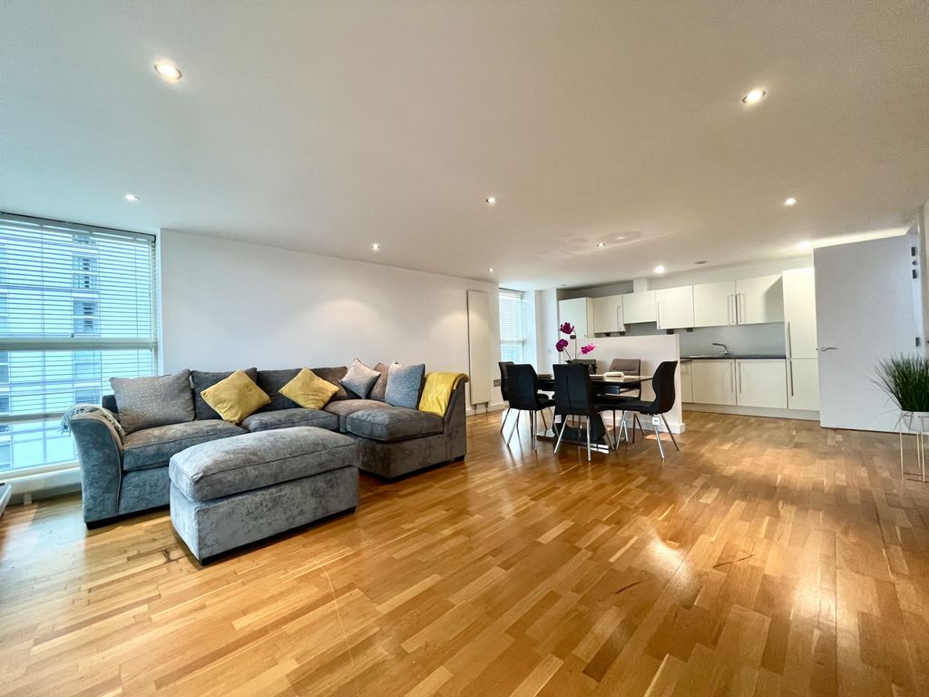 Property photo 3 of 16 Lounge
