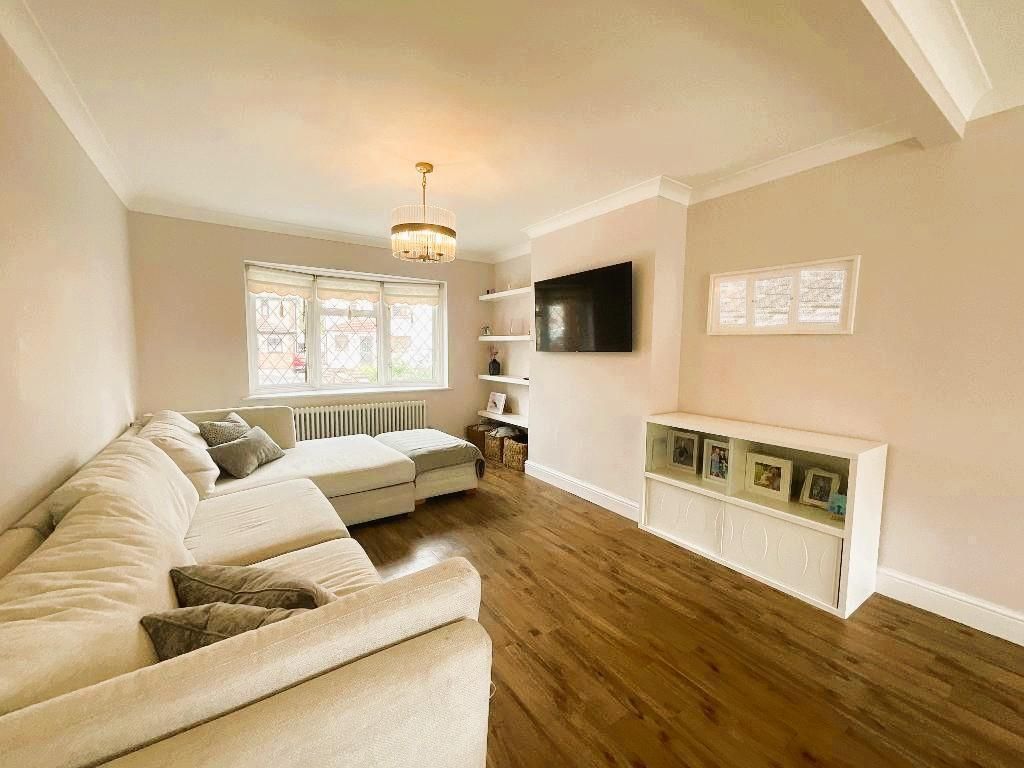 Property photo 2 of 26 Living Room 27'5 x 11'2