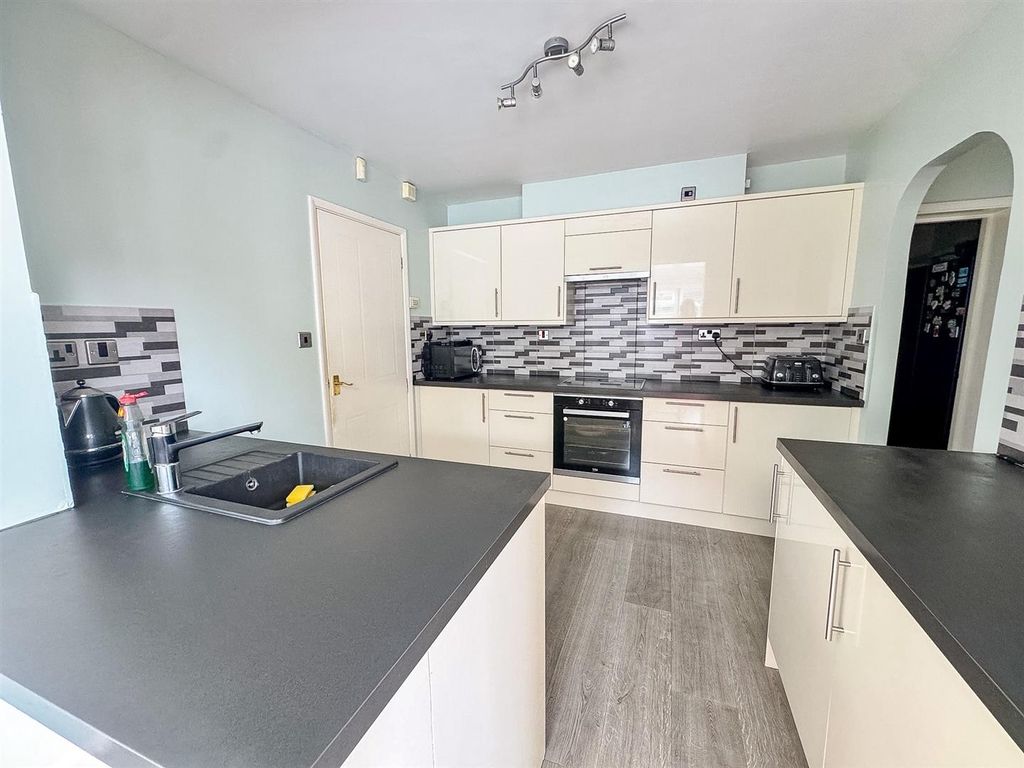 Property photo 3 of 19 Kitchen
