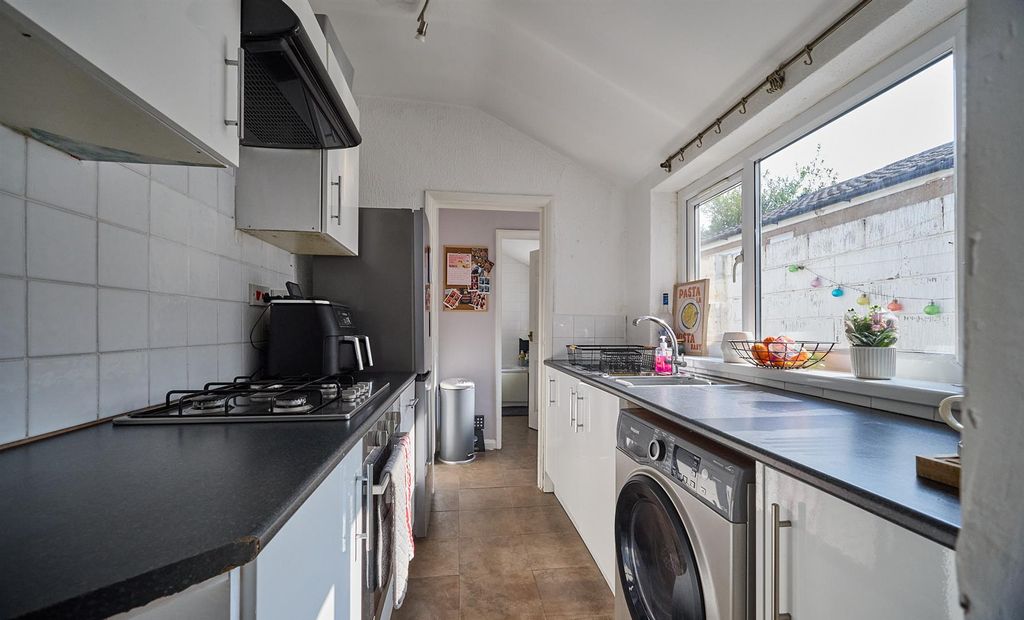 Property photo 2 of 9 Kitchen