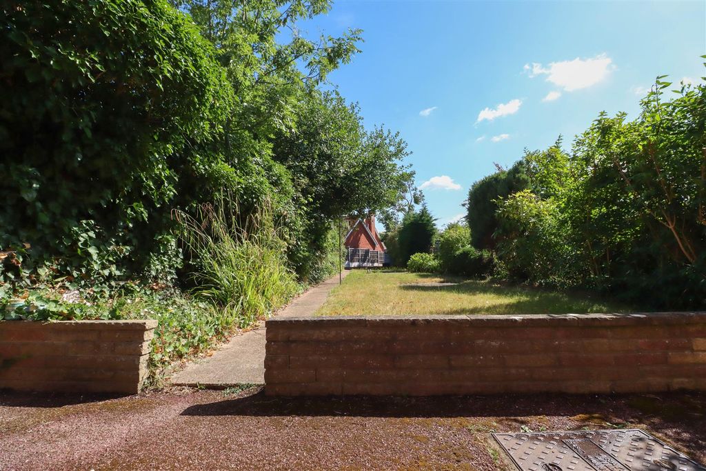 Property photo 2 of 21 32 Station Garden-6.Jpg